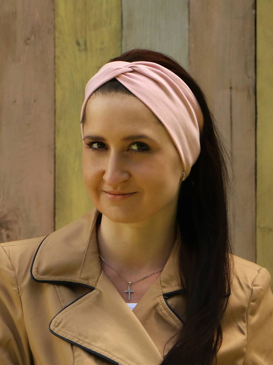 Prekrížená úpletová čelenka staroružová