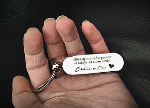 Kľúčenky - Prívesok na kľúče v tvare kapsule s gravírovaním textom: Dávaj na seba pozor a vždy sa nám vráť. Ľúbime Ťa (srdce) - 14748258_