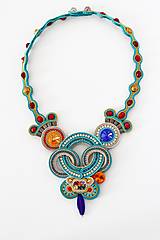 Náhrdelníky - Pestrofarebný soutache náhrdelník s krištáľmi - 14750888_