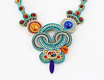 Náhrdelníky - Pestrofarebný soutache náhrdelník s krištáľmi - 14750889_