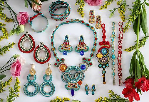 Pestrofarebné soutache náušnice s krištáľmi