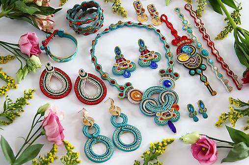 Pestrofarebné soutache náušnice s krištáľmi