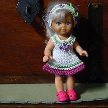Hračky - háčkované a šité šatičky  pre 11 cm bábiku Evičku (Bielo bordové šaty s čelenkou) - 14750599_
