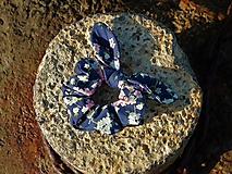 Ozdoby do vlasov - Scrunchies ušatá gumička sakura na modrej - 14753927_