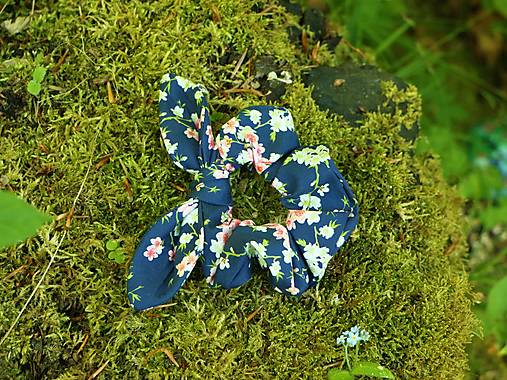 Scrunchies ušatá gumička sakura na modrej