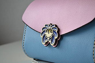 Kabelky - Drevená kabelka Dorka maľovaná (modroružová s koženým popruhom) - 14752714_