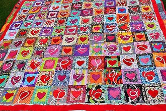 Úžitkový textil - Patchworková deka/přehoz – srdce a zase srdce… - 14753811_