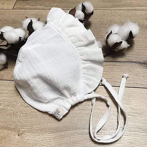 Detské čiapky - Mušelínový čepiec - romantic white (4) - 14758111_