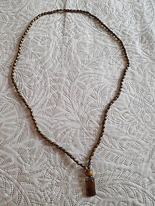 Náhrdelníky - Pánsky náhrdelník z drevených korálok s príveskom - 14758882_
