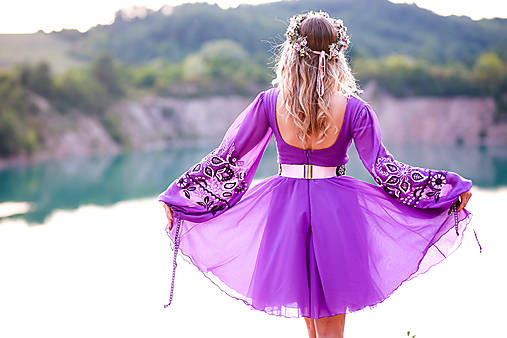 fialové šifónové šaty Očovianka