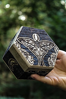 Úložné priestory & Organizácia - Ručne gravírovaná krabička na šperky s kométovým nočným motýľom a fázami mesiaca, šperkovnica - 14763316_