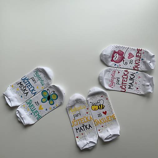 Maľované pestrofarebné ponožky pre Najlepšiu PANI UČITEĽKU a nápisom “zo ❤️ ĎAKUJEME” ((včielok) - členkové Biele)