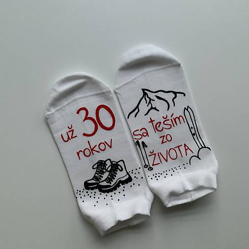 Maľované biele ponožky k narodeninám s turistickými topánkami, horou a lyžami