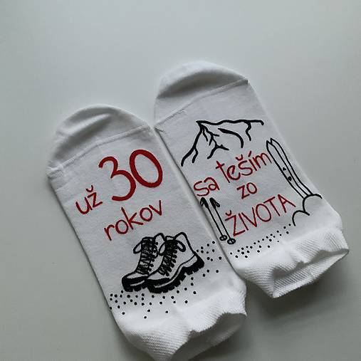 Maľované ponožky s nápisom: "Všetko najlepšie (s turistickými topánkami, horou a lyžami (Biele(členkové alebo aj klasické)))