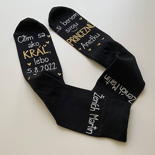 Maľované ponožky pre ženícha (biela + zlatá na čiernych ponožkách s menom princeznej)