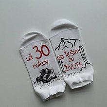 Ponožky, pančuchy, obuv - Maľované ponožky s nápisom: "Všetko najlepšie (s turistickými topánkami, horou a lyžami (Biele(členkové alebo aj klasické))) - 14774767_