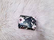 Peňaženky - Priehradková malá peňaženka ekokoža ruže na čiernom - 14779185_
