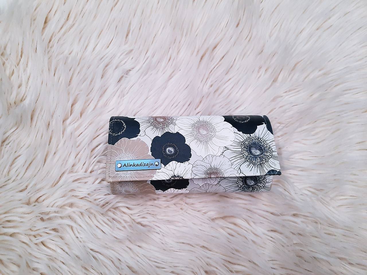 Peňaženka čierno-bielo-béžové kvety ekokoža