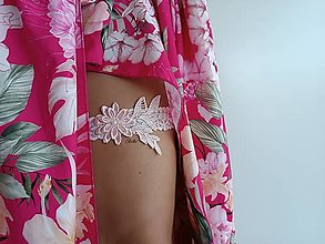 Spodná bielizeň - Ružový svadobný podväzok - čipkovaný kvietok - 14778269_