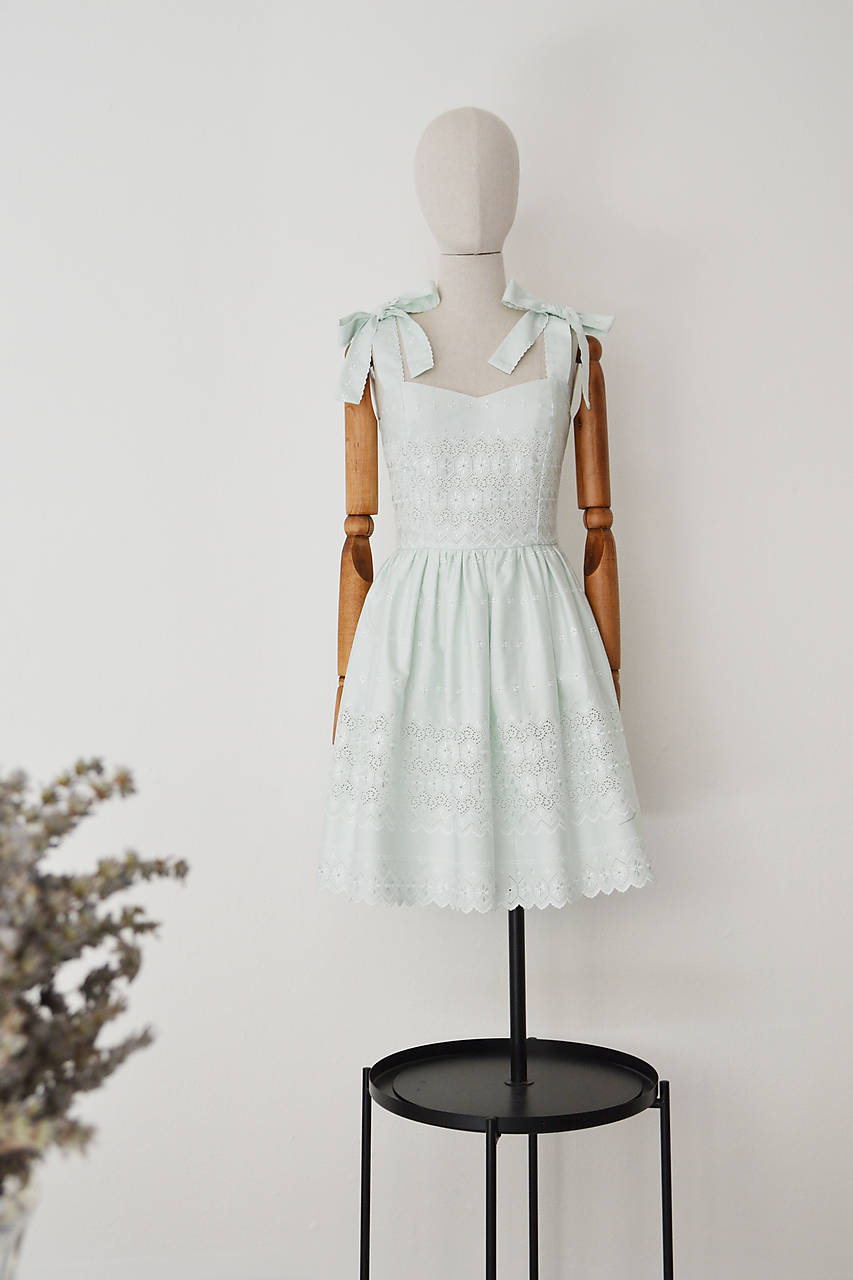 Madeirové zelenkavé korzetové šaty s riasenou sukňou