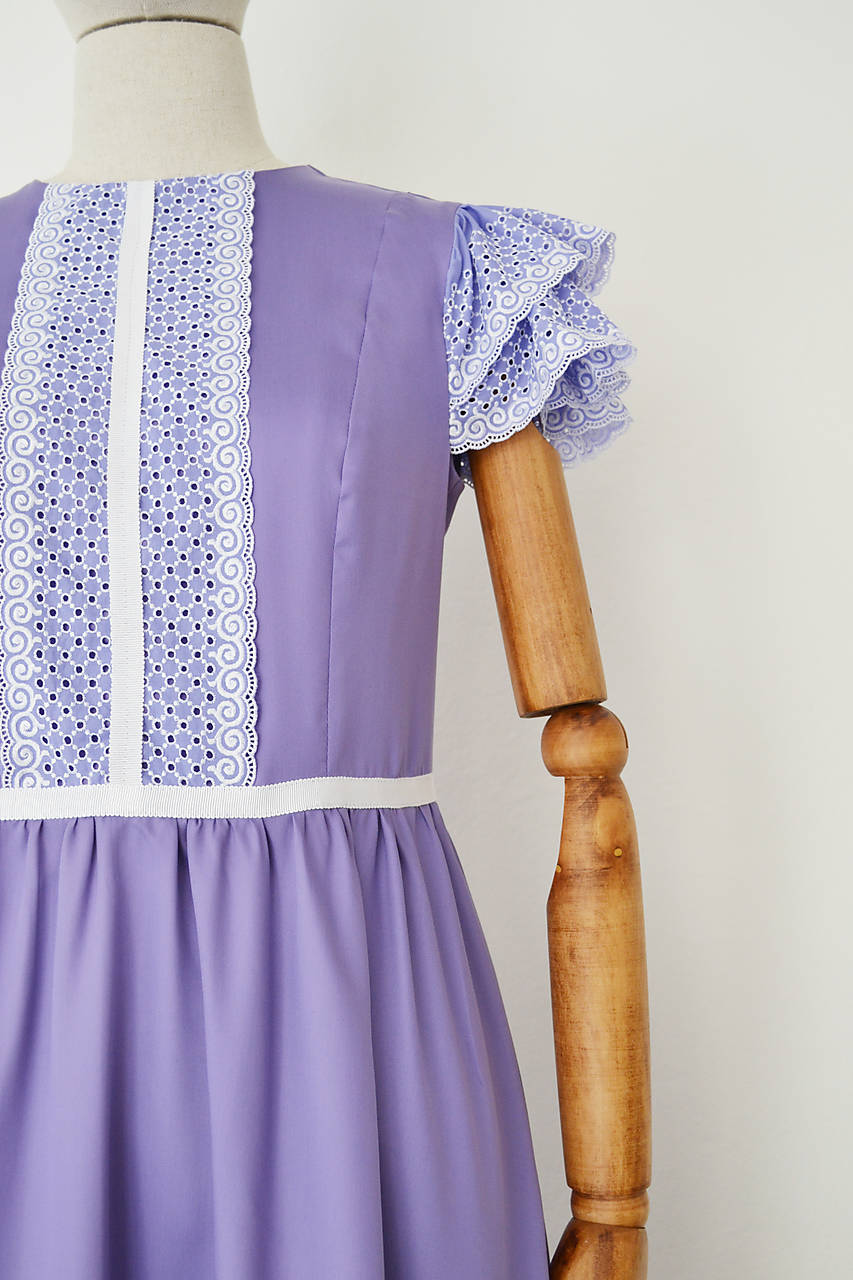 Šaty z bavlneného saténu s madeirovou krajkou