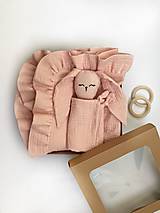 Detské súpravy - Darčeková sada pre bábätko - mojkáčik Zajko s menom+deka s volánom - mušelín  (Ružová svetlá) - 14782312_