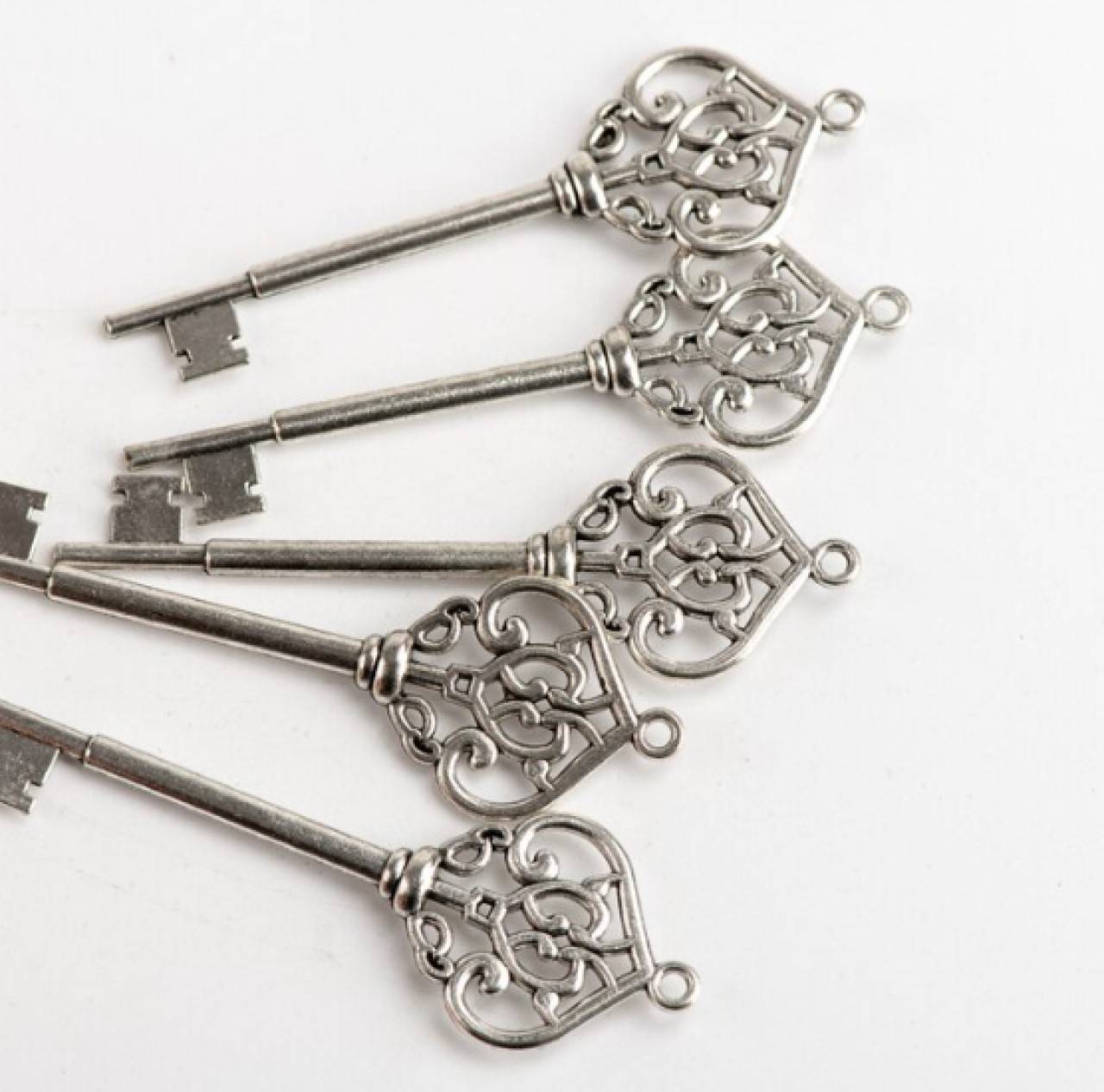 PR106 Prívesok veľký kľúč 6,8 x 2,1 cm (Strieborná)