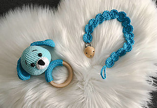 Hračky - Háčkovaný set - psík v modrom (hrkálka a retiazka na cumplík) - 14782426_