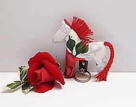 Kľúčenky - Prívesok na kľúče - koník, ružičky (s červenou hrivou) - 14784187_