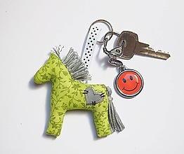 Kľúčenky - Prívesok na kľúče - koník s reflexným srdiečkom - 14784223_