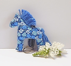 Kľúčenky - Prívesok na kľúče - koník, modré kvety - 14785048_