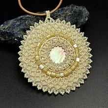 Náhrdelníky - Renda, perleťový medailón, korálková výšivka - 14786212_