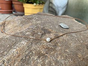 Náhrdelníky - šnúrkový náhrdelník s perlou - 14788260_