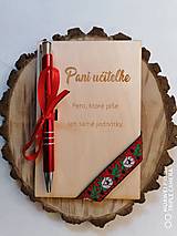 Tabuľky - Drevená folklórna tabuľka s perom pre učiteľku, učiteľa_ červena krojovka - 14791624_