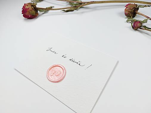 Papierová míľniková kartička s ružovou pečaťou - Bude to dievča!