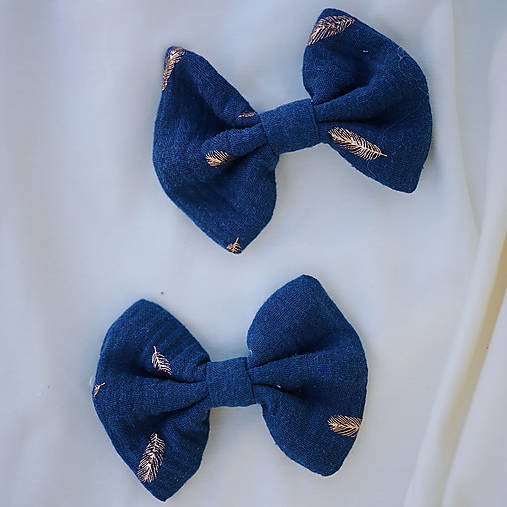 Ozdoby do vlasov - Detské mušelínové sponky s mašľou dark blue feathers - 2ks - 14795925_