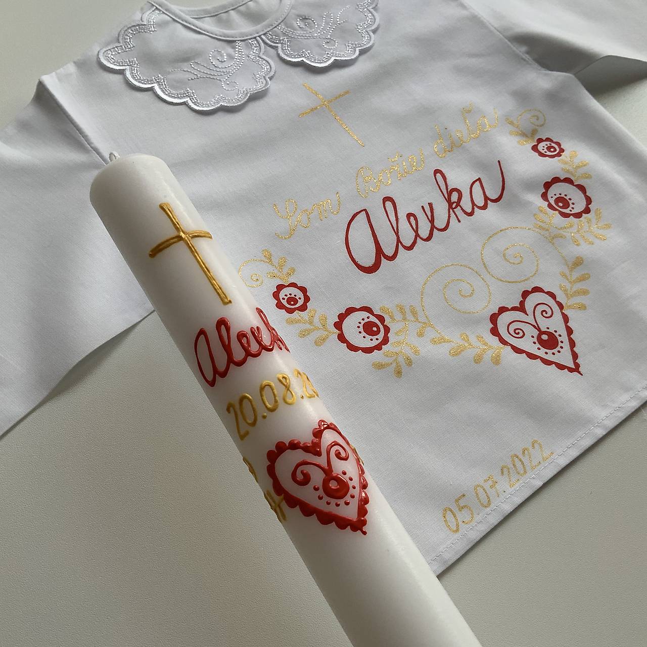 Krstná košieľka a svieca na krst maľovaná ľudovoladená (Červeno zlatá kombinacia s krížikom (sada košieľka + svieca))