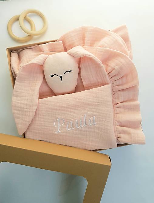 Darčeková sada pre bábätko - mojkáčik Zajko s menom+deka s volánom - mušelín  (Ružová svetlá)