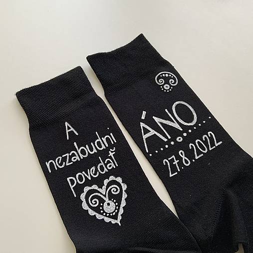 Maľované ponožky pre ženícha (s nápisom "A nezabudni povedať áno + dátum" (Čierne))