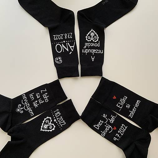 Maľované ponožky pre ženícha (s nápisom "A nezabudni povedať áno + dátum" (Čierne))