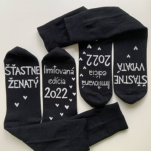Sada maľovaných ponožiek ako svadobný dar alebo k výročiu s nápismi: "Šťastne ženatý (Šťastne vydatá)/ limitovaná edícia (čiernobiele)