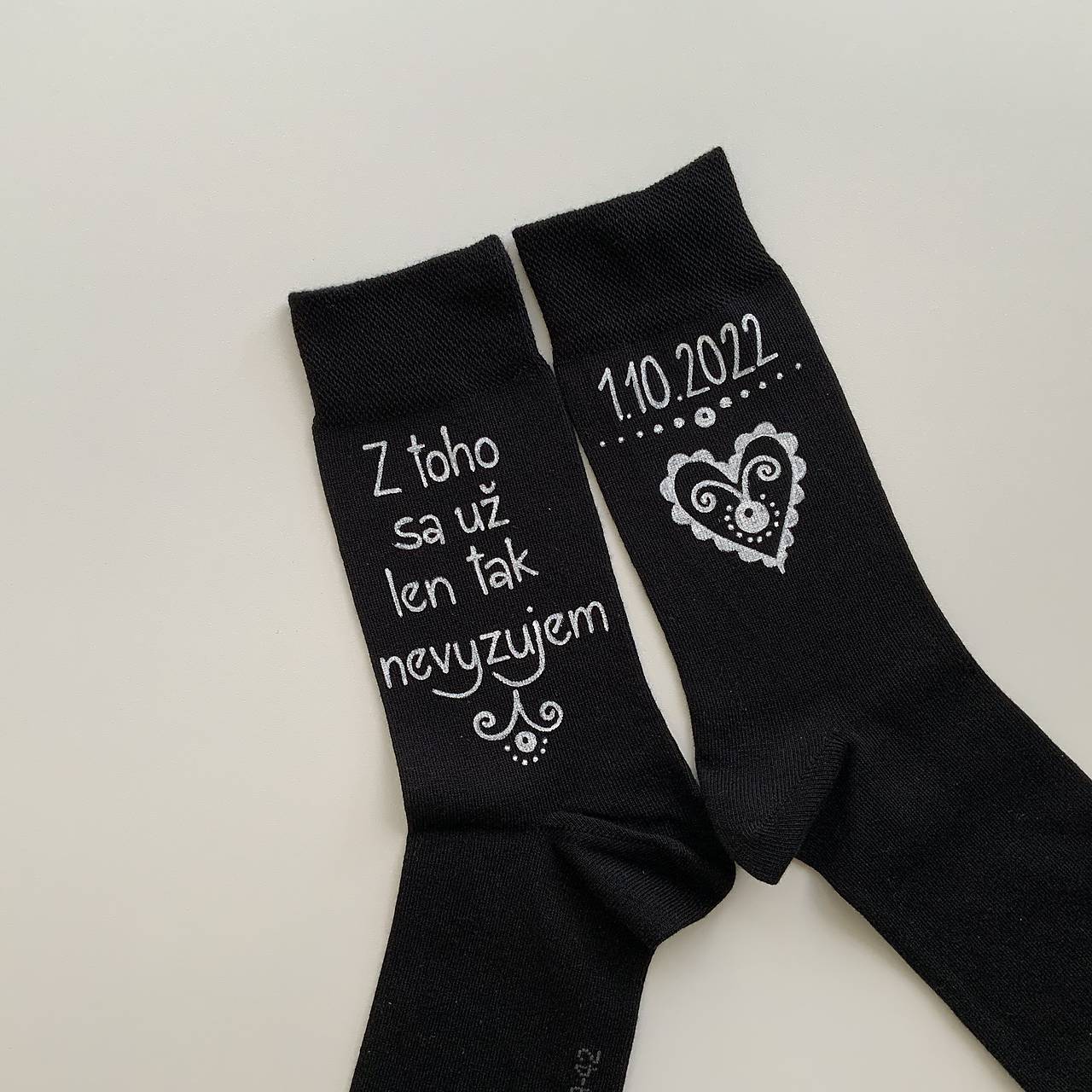 Maľované ponožky k výročiu/svadbe “z toho už nevyzuješ / (+ DÁTUM (TMAVÉ))