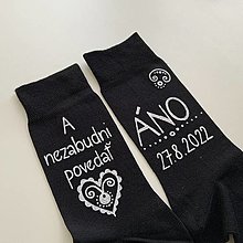 Ponožky, pančuchy, obuv - Maľované ponožky pre ženícha (s nápisom "A nezabudni povedať áno + dátum" (Čierne)) - 14799894_