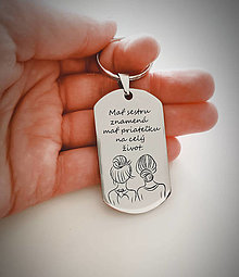 Kľúčenky - Kľúčenka z chirurgickej ocele s gravírovaním textom: Mať sestru znamená mať priateľku na celý život. - 14798450_