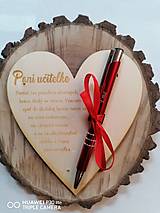 Tabuľky - Drevené srdce s textom a gravírovanym perom pre ucitelku - 14797924_