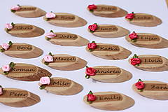 Drevené svadobné menovky s ružičkami