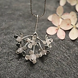 Náhrdelníky - Hortenzia latnatá - náhrdelník s ruženínmi - 14811706_