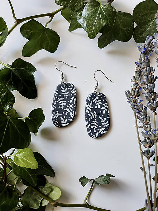 Náušnice - Sivé visiace náušnice s potlačou GREY BOTANICALS - 14814081_
