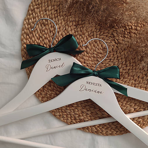 Nábytok - Svadobné vešiaky biele - Smaragdová stužka - 14814757_