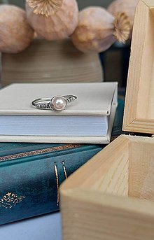 Prstene - strieborný drôtikový prsteň s perličkou - 14815011_